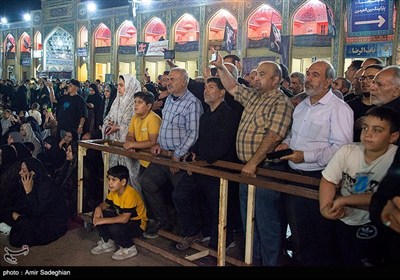 آیین لاله گردانی شام غریبان شهادت امام رضا (ع) در حرم مطهر حضرت شاهچراغ (ع)