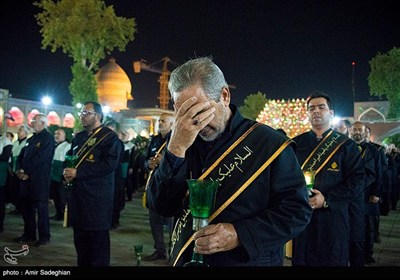 آیین لاله گردانی شام غریبان شهادت امام رضا (ع) در حرم مطهر حضرت شاهچراغ (ع)
