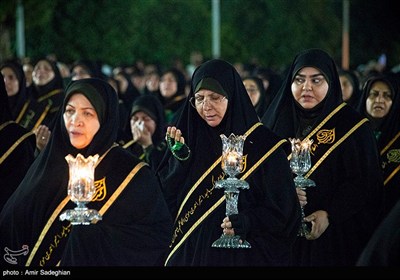 آیین لاله گردانی شام غریبان شهادت امام رضا (ع) در حرم مطهر حضرت شاهچراغ (ع)