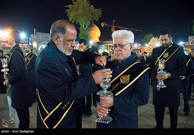 آیین لاله گردانی شام غریبان شهادت امام رضا (ع) در حرم مطهر حضرت شاهچراغ (ع)