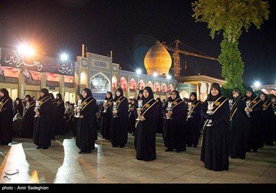 آیین لاله گردانی شام غریبان شهادت امام رضا (ع) در حرم مطهر حضرت شاهچراغ (ع)