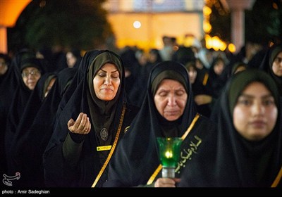 آیین لاله گردانی شام غریبان شهادت امام رضا (ع) در حرم مطهر حضرت شاهچراغ (ع)