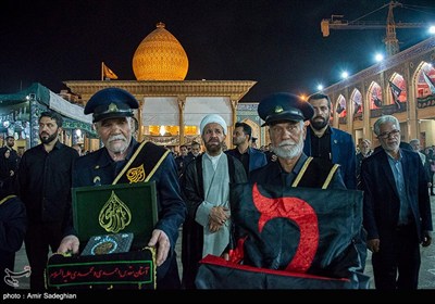 آیین لاله گردانی شام غریبان شهادت امام رضا (ع) در حرم مطهر حضرت شاهچراغ (ع)