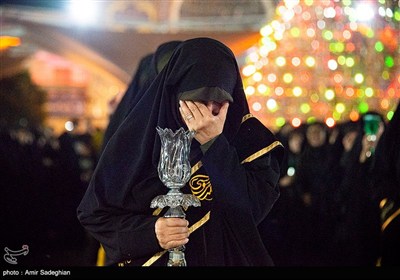 آیین لاله گردانی شام غریبان شهادت امام رضا (ع) در حرم مطهر حضرت شاهچراغ (ع)