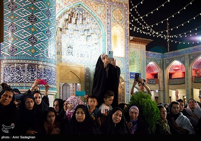 آیین لاله گردانی شام غریبان شهادت امام رضا (ع) در حرم مطهر حضرت شاهچراغ (ع)