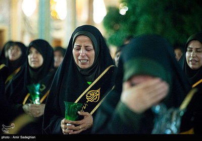 آیین لاله گردانی شام غریبان شهادت امام رضا (ع) در حرم مطهر حضرت شاهچراغ (ع)