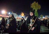 آیین لاله گردانی شام غریبان شهادت امام رضا (ع) در حرم مطهر حضرت شاهچراغ (ع)
