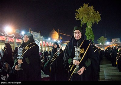 آیین لاله گردانی شام غریبان شهادت امام رضا (ع) در حرم مطهر حضرت شاهچراغ (ع)