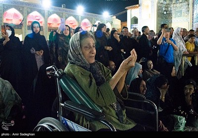 آیین لاله گردانی شام غریبان شهادت امام رضا (ع) در حرم مطهر حضرت شاهچراغ (ع)