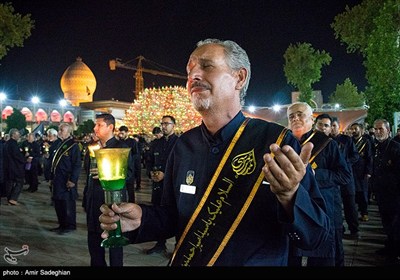 آیین لاله گردانی شام غریبان شهادت امام رضا (ع) در حرم مطهر حضرت شاهچراغ (ع)