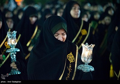 آیین لاله گردانی شام غریبان شهادت امام رضا (ع) در حرم مطهر حضرت شاهچراغ (ع)
