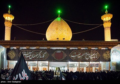 آیین لاله گردانی شام غریبان شهادت امام رضا (ع) در حرم مطهر حضرت شاهچراغ (ع)