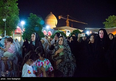 آیین لاله گردانی شام غریبان شهادت امام رضا (ع) در حرم مطهر حضرت شاهچراغ (ع)