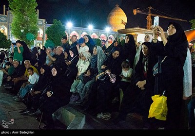 آیین لاله گردانی شام غریبان شهادت امام رضا (ع) در حرم مطهر حضرت شاهچراغ (ع)