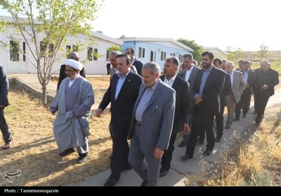 افتتاح زمین چمن مصنوعی یانس‌آباد قزوین با حضور وزیر آموزش و پرورش