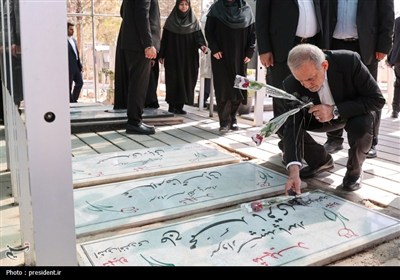 تجدید میثاق رئیس جمهور و اعضای هیئت دولت چهاردهم با آرمان‌های امام راحل