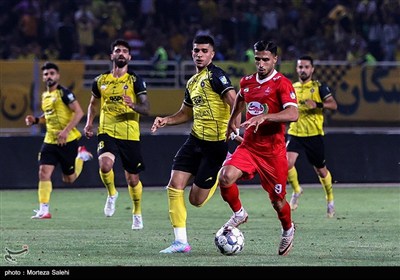 دیدار تیم‌های فوتبال سپاهان اصفهان و پرسپولیس