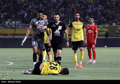دیدار تیم‌های فوتبال سپاهان اصفهان و پرسپولیس