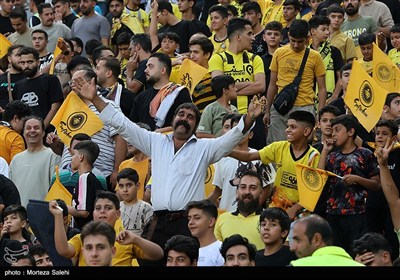 دیدار تیم‌های فوتبال سپاهان اصفهان و پرسپولیس