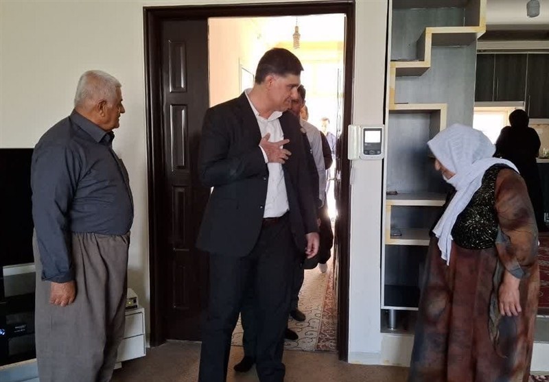 تجلیل از صبر و ایثار خانواده شهدا در پاوه+ تصاویر