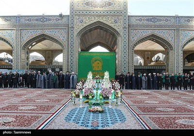 مراسم تعویض پرچم گنبد حرم مطهر رضوی 
