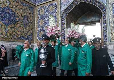 مراسم تعویض پرچم گنبد حرم مطهر رضوی 