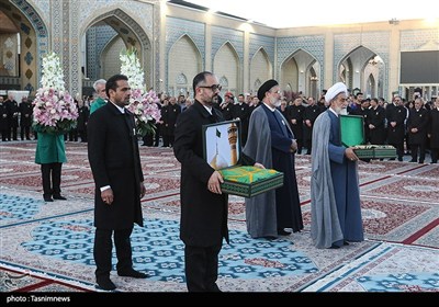 مراسم تعویض پرچم گنبد حرم مطهر رضوی 