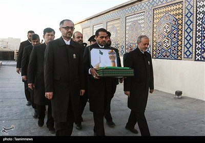 مراسم تعویض پرچم گنبد حرم مطهر رضوی 