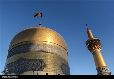 مراسم تعویض پرچم گنبد حرم مطهر رضوی 