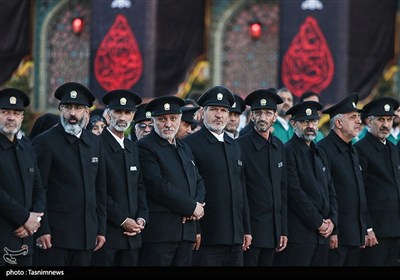 مراسم تعویض پرچم گنبد حرم مطهر رضوی 