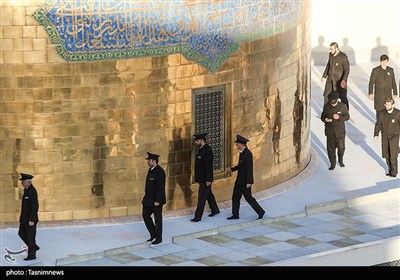 مراسم تعویض پرچم گنبد حرم مطهر رضوی 