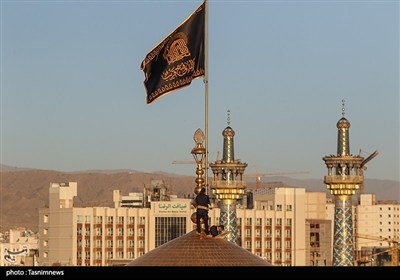 مراسم تعویض پرچم گنبد حرم مطهر رضوی 