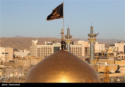 مراسم تعویض پرچم گنبد حرم مطهر رضوی 