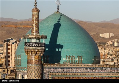 مراسم تعویض پرچم گنبد حرم مطهر رضوی 