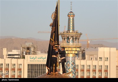 مراسم تعویض پرچم گنبد حرم مطهر رضوی 