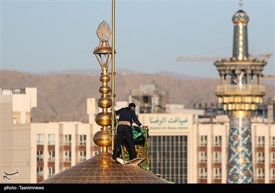 مراسم تعویض پرچم گنبد حرم مطهر رضوی 