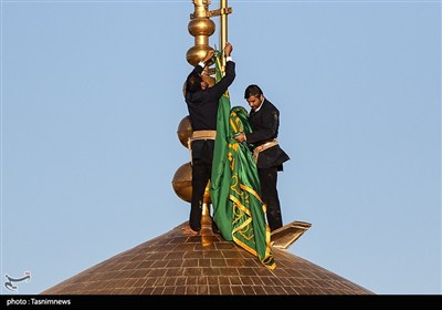 مراسم تعویض پرچم گنبد حرم مطهر رضوی 