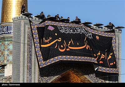 مراسم تعویض پرچم گنبد حرم مطهر رضوی 