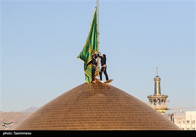 مراسم تعویض پرچم گنبد حرم مطهر رضوی 