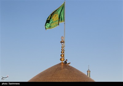مراسم تعویض پرچم گنبد حرم مطهر رضوی 