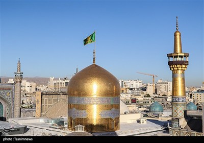 مراسم تعویض پرچم گنبد حرم مطهر رضوی 