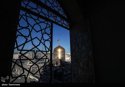 مراسم تعویض پرچم گنبد حرم مطهر رضوی 