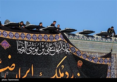 مراسم تعویض پرچم گنبد حرم مطهر رضوی 