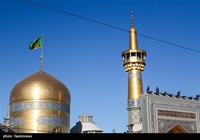 مراسم تعویض پرچم گنبد حرم مطهر رضوی 