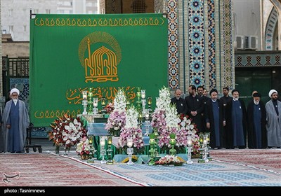 مراسم تعویض پرچم گنبد حرم مطهر رضوی 