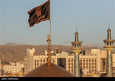 مراسم تعویض پرچم گنبد حرم مطهر رضوی