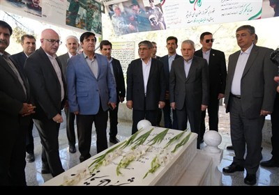 ادای احترام وزیر میراث‌فرهنگی، گردشگری و صنایع دستی به شهدای لرستان