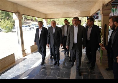 ادای احترام وزیر میراث‌فرهنگی، گردشگری و صنایع دستی به شهدای لرستان