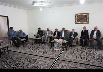 ادای احترام وزیر میراث‌فرهنگی، گردشگری و صنایع دستی به شهدای لرستان