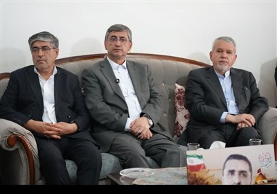 ادای احترام وزیر میراث‌فرهنگی، گردشگری و صنایع دستی به شهدای لرستان